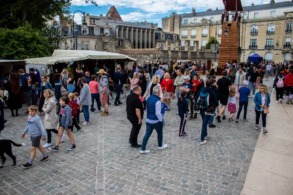 Reims, Fransa - 28 Mayıs 2022 Johanniques şenlikleri sırasında ortaçağ pazarında gezinen ziyaretçiler, Coronavirus salgınının ardından iki yıllık bir aradan sonra geri döndüler.