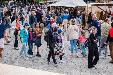 Reims, Fransa - 28 Mayıs 2022 Johanniques şenlikleri sırasında ortaçağ pazarında gezinen ziyaretçiler, Coronavirus salgınının ardından iki yıllık bir aradan sonra geri döndüler.