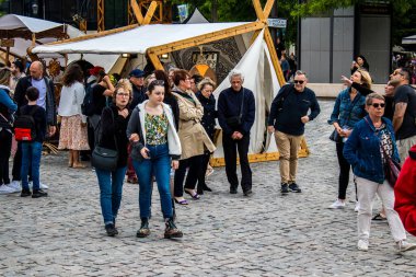 Reims, Fransa - 28 Mayıs 2022 Johanniques şenlikleri sırasında ortaçağ pazarında gezinen ziyaretçiler, Coronavirus salgınının ardından iki yıllık bir aradan sonra geri döndüler.