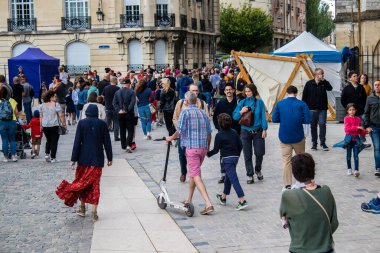 Reims, Fransa - 28 Mayıs 2022 Johanniques şenlikleri sırasında ortaçağ pazarında gezinen ziyaretçiler, Coronavirus salgınının ardından iki yıllık bir aradan sonra geri döndüler.