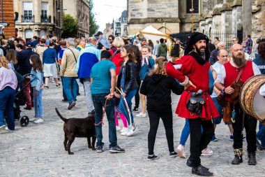 Reims, Fransa - 28 Mayıs 2022 Johanniques şenlikleri sırasında ortaçağ pazarında gezinen ziyaretçiler, Coronavirus salgınının ardından iki yıllık bir aradan sonra geri döndüler.