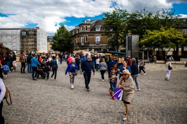 Reims, Fransa - 28 Mayıs 2022 Johanniques şenlikleri sırasında ortaçağ pazarında gezinen ziyaretçiler, Coronavirus salgınının ardından iki yıllık bir aradan sonra geri döndüler.