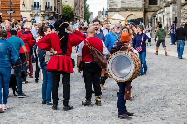 Reims, Fransa - 28 Mayıs 2022 Johanniques şenlikleri sırasında ortaçağ pazarında gezinen ziyaretçiler, Coronavirus salgınının ardından iki yıllık bir aradan sonra geri döndüler.