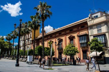 Seville, İspanya - Haziran 01, 2022 Seville şehri ve İspanya 'nın güneyindeki Endülüs Bölgesi' nin başkenti Sevilla 'nın mimarisi.