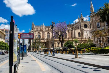 Seville, İspanya - Haziran 01, 2022 Seville şehri ve İspanya 'nın güneyindeki Endülüs Bölgesi' nin başkenti Sevilla 'nın mimarisi.