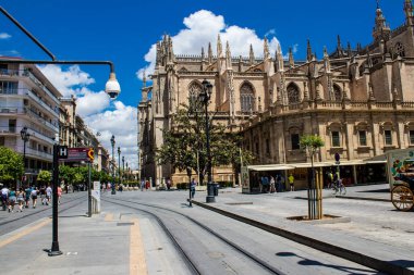 Seville, İspanya - Haziran 01, 2022 Seville şehri ve İspanya 'nın güneyindeki Endülüs Bölgesi' nin başkenti Sevilla 'nın mimarisi.