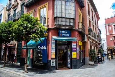 Seville, İspanya - Haziran 01, 2022 Seville şehri ve İspanya 'nın güneyindeki Endülüs Bölgesi' nin başkenti Sevilla 'nın mimarisi.