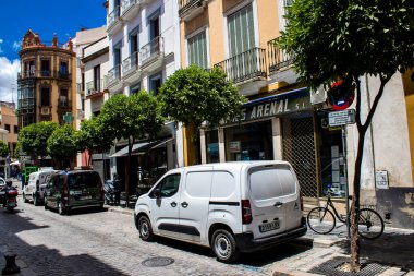 Seville, İspanya - Haziran 01, 2022 Seville şehri ve İspanya 'nın güneyindeki Endülüs Bölgesi' nin başkenti Sevilla 'nın mimarisi.