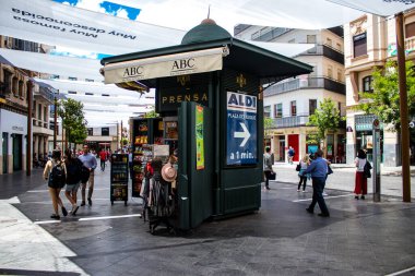 Seville, İspanya - Haziran 01, 2022 Seville şehri ve İspanya 'nın güneyindeki Endülüs Bölgesi' nin başkenti Sevilla 'nın mimarisi.