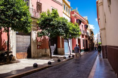 Seville, İspanya - Haziran 01, 2022 Seville şehri ve İspanya 'nın güneyindeki Endülüs Bölgesi' nin başkenti Sevilla 'nın mimarisi.