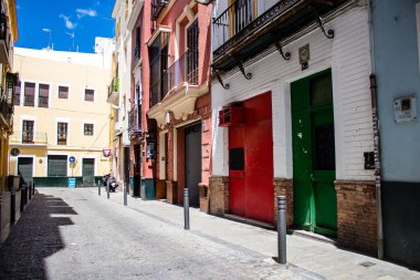 Seville, İspanya - Haziran 01, 2022 Seville şehri ve İspanya 'nın güneyindeki Endülüs Bölgesi' nin başkenti Sevilla 'nın mimarisi.