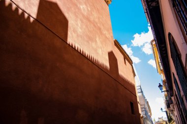 Seville, İspanya - Haziran 01, 2022 Seville şehri ve İspanya 'nın güneyindeki Endülüs Bölgesi' nin başkenti Sevilla 'nın mimarisi.