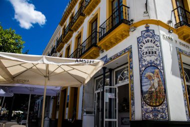 Seville, İspanya - Haziran 01, 2022 Seville şehri ve İspanya 'nın güneyindeki Endülüs Bölgesi' nin başkenti Sevilla 'nın mimarisi.