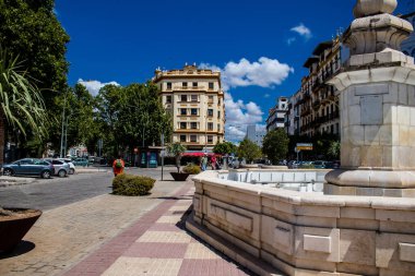 Seville, İspanya - Haziran 01, 2022 Seville şehri ve İspanya 'nın güneyindeki Endülüs Bölgesi' nin başkenti Sevilla 'nın mimarisi.