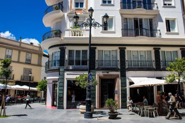 Seville, İspanya - 1 Haziran 2022 İspanya 'nın güneyindeki Endülüs Bölgesi' nin başkenti ve sembolik bir şehir olan Sevilla sokaklarındaki bir binanın cephesi