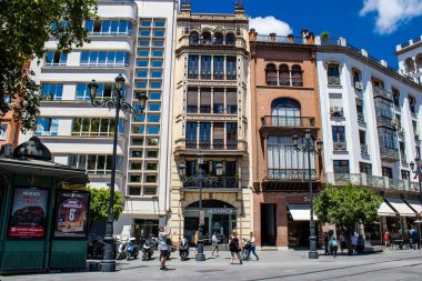 Seville, İspanya - 1 Haziran 2022 İspanya 'nın güneyindeki Endülüs Bölgesi' nin başkenti ve sembolik bir şehir olan Sevilla sokaklarındaki bir binanın cephesi