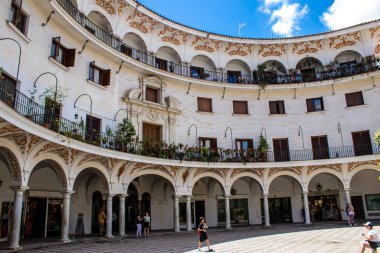 Seville, İspanya - 1 Haziran 2022 İspanya 'nın güneyindeki Endülüs Bölgesi' nin başkenti ve sembolik bir şehir olan Sevilla sokaklarındaki bir binanın cephesi