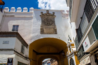 Seville, İspanya - 1 Haziran 2022 İspanya 'nın güneyindeki Endülüs Bölgesi' nin başkenti ve sembolik bir şehir olan Sevilla sokaklarındaki bir binanın cephesi