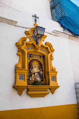 Seville, İspanya - 1 Haziran 2022 İspanya 'nın güneyindeki Endülüs Bölgesi' nin başkenti ve sembolik bir şehir olan Sevilla sokaklarındaki bir binanın cephesi