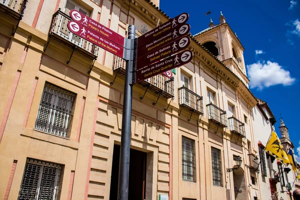 Seville, İspanya - Haziran 01, 2022 Seville şehri ve İspanya 'nın güneyindeki Endülüs Bölgesi' nin başkenti Sevilla 'nın mimarisi.