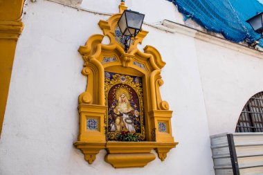 Seville, İspanya - 1 Haziran 2022 İspanya 'nın güneyindeki Endülüs Bölgesi' nin başkenti ve sembolik bir şehir olan Sevilla sokaklarındaki bir binanın cephesi
