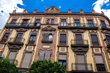Seville, İspanya - 1 Haziran 2022 İspanya 'nın güneyindeki Endülüs Bölgesi' nin başkenti ve sembolik bir şehir olan Sevilla sokaklarındaki bir binanın cephesi