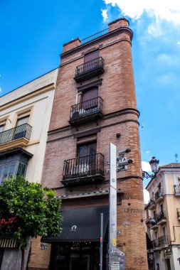 Seville, İspanya - 1 Haziran 2022 İspanya 'nın güneyindeki Endülüs Bölgesi' nin başkenti ve sembolik bir şehir olan Sevilla sokaklarındaki bir binanın cephesi