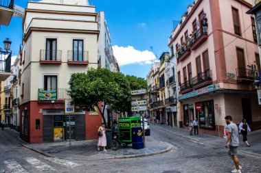 Seville, İspanya - 1 Haziran 2022 İspanya 'nın güneyindeki Endülüs Bölgesi' nin başkenti ve sembolik bir şehir olan Sevilla sokaklarındaki bir binanın cephesi