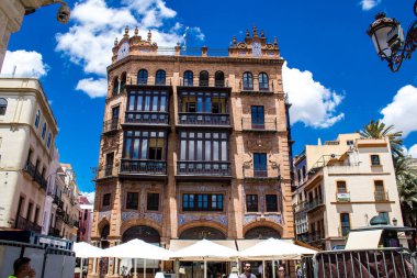 Seville, İspanya - 1 Haziran 2022 İspanya 'nın güneyindeki Endülüs Bölgesi' nin başkenti ve sembolik bir şehir olan Sevilla sokaklarındaki bir binanın cephesi