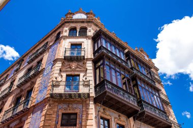 Seville, İspanya - 1 Haziran 2022 İspanya 'nın güneyindeki Endülüs Bölgesi' nin başkenti ve sembolik bir şehir olan Sevilla sokaklarındaki bir binanın cephesi