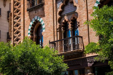 Seville, İspanya - 1 Haziran 2022 İspanya 'nın güneyindeki Endülüs Bölgesi' nin başkenti ve sembolik bir şehir olan Sevilla sokaklarındaki bir binanın cephesi