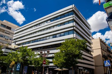 Seville, İspanya - 1 Haziran 2022 İspanya 'nın güneyindeki Endülüs Bölgesi' nin başkenti ve sembolik bir şehir olan Sevilla sokaklarındaki bir binanın cephesi