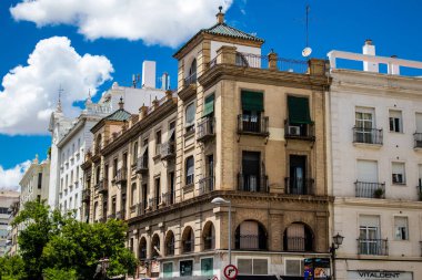 Seville, İspanya - 1 Haziran 2022 İspanya 'nın güneyindeki Endülüs Bölgesi' nin başkenti ve sembolik bir şehir olan Sevilla sokaklarındaki bir binanın cephesi