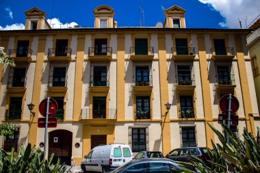 Seville, İspanya - 1 Haziran 2022 İspanya 'nın güneyindeki Endülüs Bölgesi' nin başkenti ve sembolik bir şehir olan Sevilla sokaklarındaki bir binanın cephesi