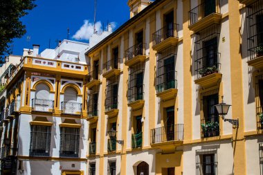 Seville, İspanya - 1 Haziran 2022 İspanya 'nın güneyindeki Endülüs Bölgesi' nin başkenti ve sembolik bir şehir olan Sevilla sokaklarındaki bir binanın cephesi