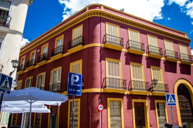 Seville, İspanya - 1 Haziran 2022 İspanya 'nın güneyindeki Endülüs Bölgesi' nin başkenti ve sembolik bir şehir olan Sevilla sokaklarındaki bir binanın cephesi