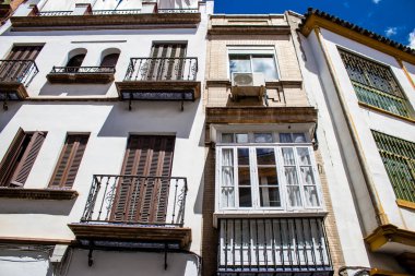 Seville, İspanya - 1 Haziran 2022 İspanya 'nın güneyindeki Endülüs Bölgesi' nin başkenti ve sembolik bir şehir olan Sevilla sokaklarındaki bir binanın cephesi