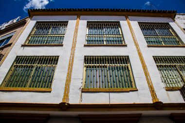 Seville, İspanya - 1 Haziran 2022 İspanya 'nın güneyindeki Endülüs Bölgesi' nin başkenti ve sembolik bir şehir olan Sevilla sokaklarındaki bir binanın cephesi