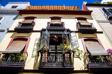 Seville, İspanya - 1 Haziran 2022 İspanya 'nın güneyindeki Endülüs Bölgesi' nin başkenti ve sembolik bir şehir olan Sevilla sokaklarındaki bir binanın cephesi