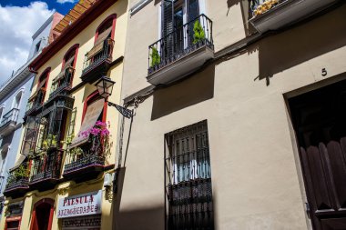Seville, İspanya - 1 Haziran 2022 İspanya 'nın güneyindeki Endülüs Bölgesi' nin başkenti ve sembolik bir şehir olan Sevilla sokaklarındaki bir binanın cephesi