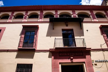 Seville, İspanya - 1 Haziran 2022 İspanya 'nın güneyindeki Endülüs Bölgesi' nin başkenti ve sembolik bir şehir olan Sevilla sokaklarındaki bir binanın cephesi