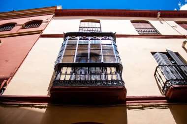 Seville, İspanya - 1 Haziran 2022 İspanya 'nın güneyindeki Endülüs Bölgesi' nin başkenti ve sembolik bir şehir olan Sevilla sokaklarındaki bir binanın cephesi