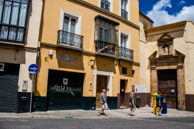 Seville, İspanya - 1 Haziran 2022 İspanya 'nın güneyindeki Endülüs Bölgesi' nin başkenti ve sembolik bir şehir olan Sevilla sokaklarındaki bir binanın cephesi