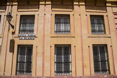 Seville, İspanya - 1 Haziran 2022 İspanya 'nın güneyindeki Endülüs Bölgesi' nin başkenti ve sembolik bir şehir olan Sevilla sokaklarındaki bir binanın cephesi