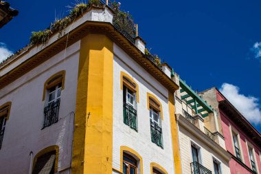 Seville, İspanya - 1 Haziran 2022 İspanya 'nın güneyindeki Endülüs Bölgesi' nin başkenti ve sembolik bir şehir olan Sevilla sokaklarındaki bir binanın cephesi