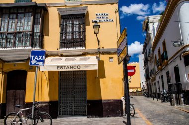 Seville, İspanya - 1 Haziran 2022 İspanya 'nın güneyindeki Endülüs Bölgesi' nin başkenti ve sembolik bir şehir olan Sevilla sokaklarındaki bir binanın cephesi