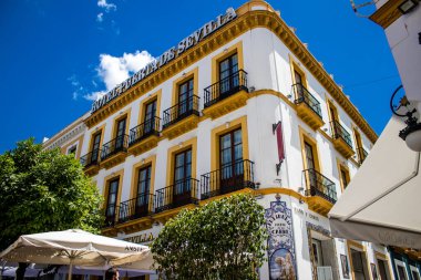 Seville, İspanya - 1 Haziran 2022 İspanya 'nın güneyindeki Endülüs Bölgesi' nin başkenti ve sembolik bir şehir olan Sevilla sokaklarındaki bir binanın cephesi