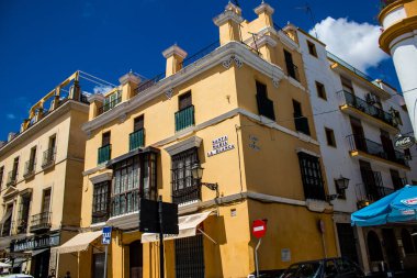 Seville, İspanya - 1 Haziran 2022 İspanya 'nın güneyindeki Endülüs Bölgesi' nin başkenti ve sembolik bir şehir olan Sevilla sokaklarındaki bir binanın cephesi