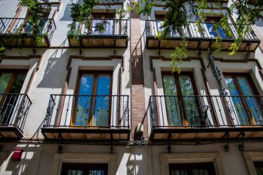 Seville, İspanya - 1 Haziran 2022 İspanya 'nın güneyindeki Endülüs Bölgesi' nin başkenti ve sembolik bir şehir olan Sevilla sokaklarındaki bir binanın cephesi