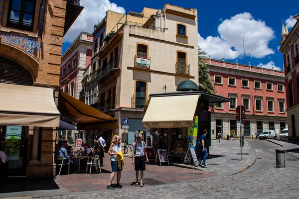 西班牙塞维利亚 2022年6月1日塞维利亚街道上一座建筑的立面 塞维利亚是西班牙南部安达卢西亚地区的象征城市和首府 — 图库照片